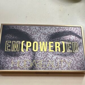 HUDA BEAUTY EM(POWER)ED Palette